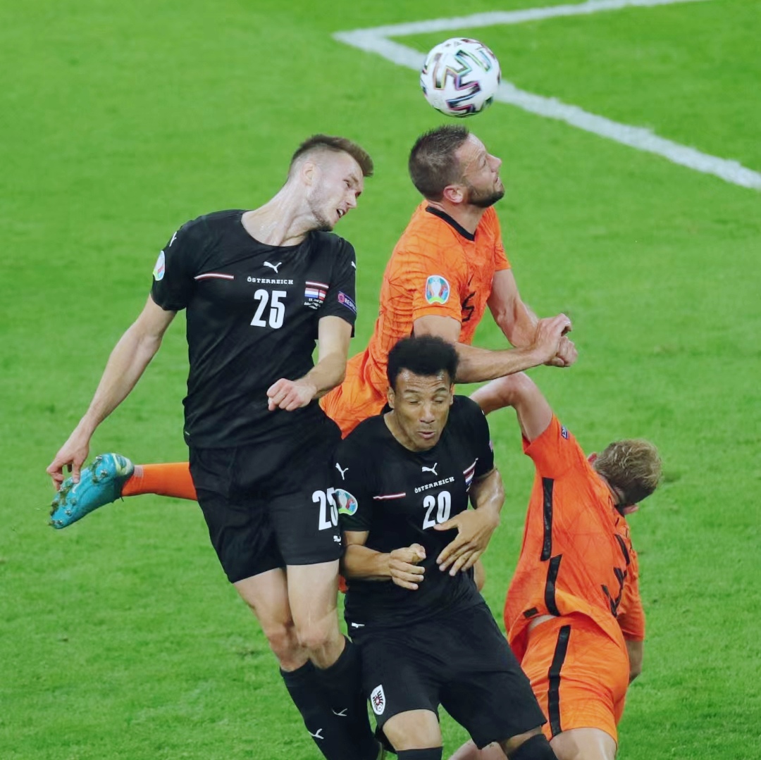 mk体育-欧洲赛场一场惊险对决，胜负悬念令球迷热血沸腾(欧洲比赛视频)